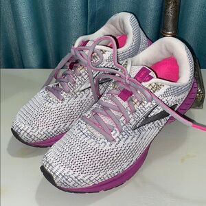 BROOKS Revel 3 Women’s Running Shoes size 8.5. Still in good used condition!
